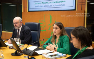 Foto reunión Presentamos en comparecencia en Parlamento Vasco